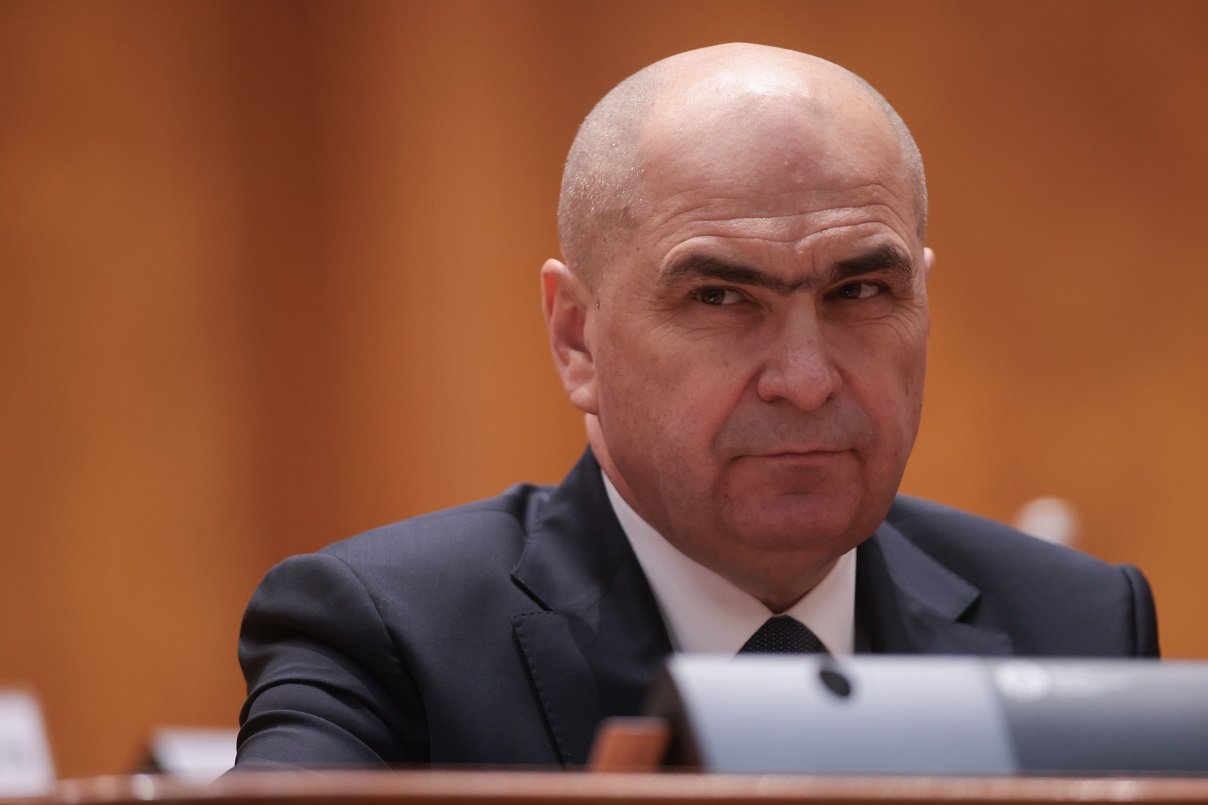 Premierul Ilie Bolojan dezminte acuzațiile din moțiunea extremistă privind acordul UE-Mercosur Luni, în plină dezbatere parlamentară, premierul Ilie Bolojan a intervenit direct pentru a contracara criticile formulate de către opoziție în legătură cu înțelegerea semnată între Uniunea Europeană și blocul sud-american Mercosur