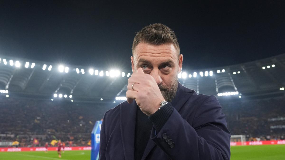 Daniele De Rossi, primitor de omagii la Olimpic: „Aceasta va fi mereu casa ta” Daniele De Rossi, legenda fotbalistică a AS Roma, a fost primit cu aplauze și lacrimi de bucurie la stadionul Olimpico, în cadrul unei ceremonii emoționante ce a marcat întoarcerea sa în capitala italiană