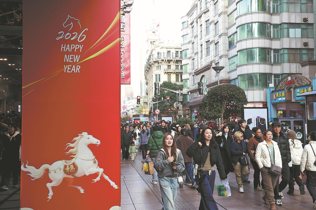 Spiritul Sărbătorilor Începe Pe Nanjing Road Pe celebrele străzi ale orașului Shanghai, pregătirile pentru Anul Nou 2026 atrag o multitudine de turiști și localnici, pregătiți să sărbătorească debutul noului an într-un stil vibrant și plin de culoare