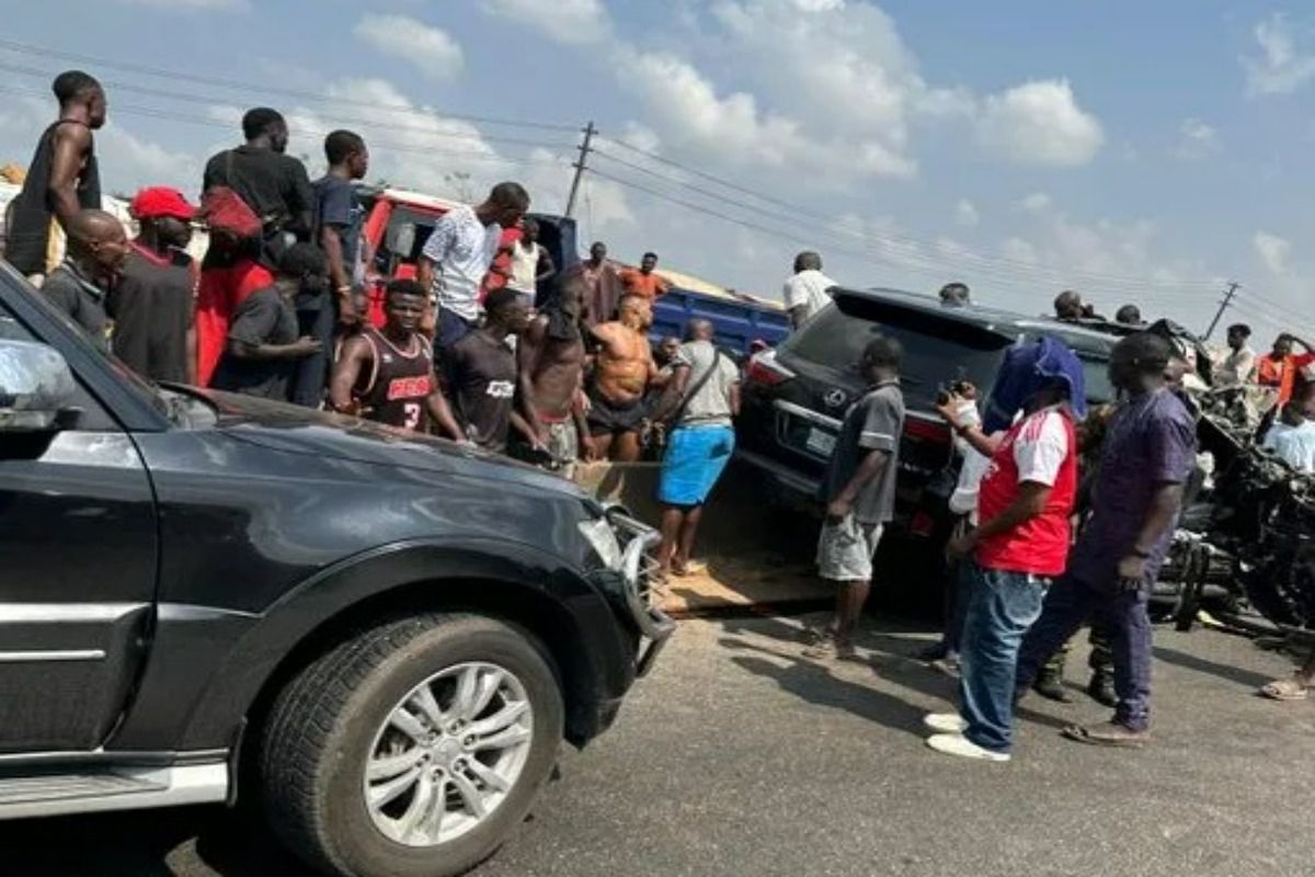 Accident mortal în Nigeria: Anthony Joshua, rănit ușor, dar două vieți pierdute Celebrul boxer britanic Anthony Joshua a fost implicat într-un accident rutier devastator, în noaptea de 29 decembrie 2025, în Nigeria