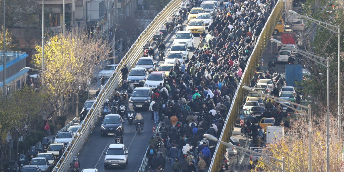 AFP__20251229__898K4ZR__v1__HighRes__IranPoliticsEconomyDemo-1767163693.jpg - Presa360