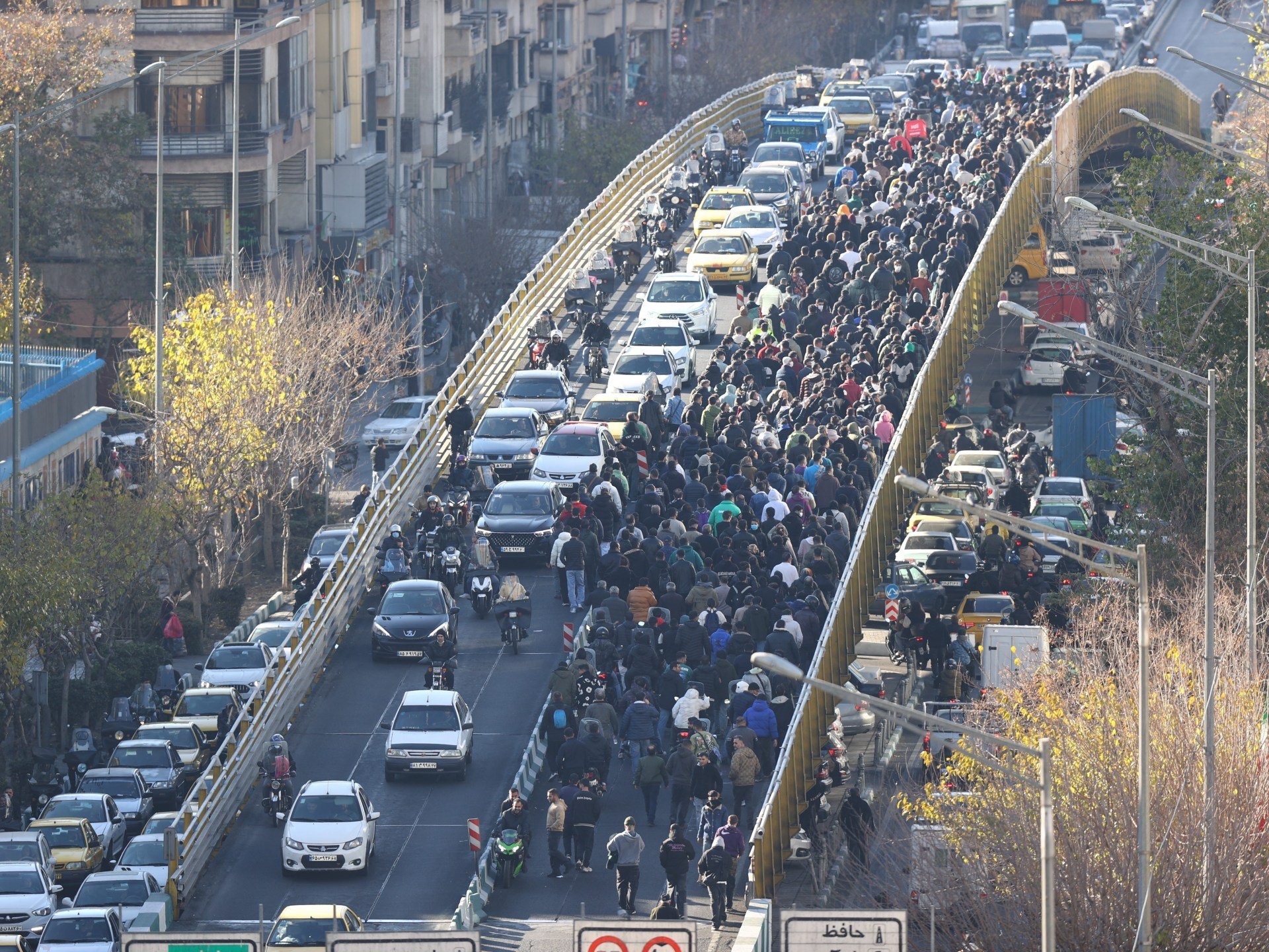 Proteste de amploare în Iran: Mii de cetățeni cer schimbări în fața unei crize economice acute Protestele din Iran au escaladat, ajungând în a patra zi de manifestări de stradă, pe fondul unei crize economice severe și al deprecierii fulminante a monedei naționale, rialul