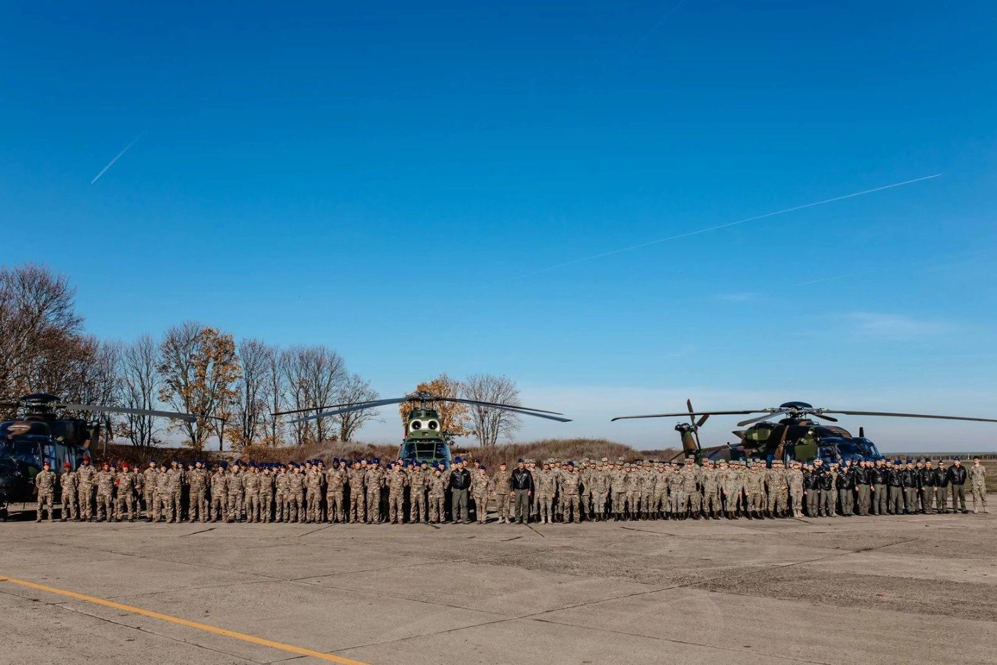 Prim-ministrul României, Ilie Bolojan, efectuează marți o vizită oficială la Baza Aeriană 71 „General Emanoil Ionescu” din Câmpia Turzii, într-un demers ce marchează intensificarea cooperării militare bilaterale cu Regatul Țărilor de Jos, reprezentat de prim-ministrul Dick Schoof