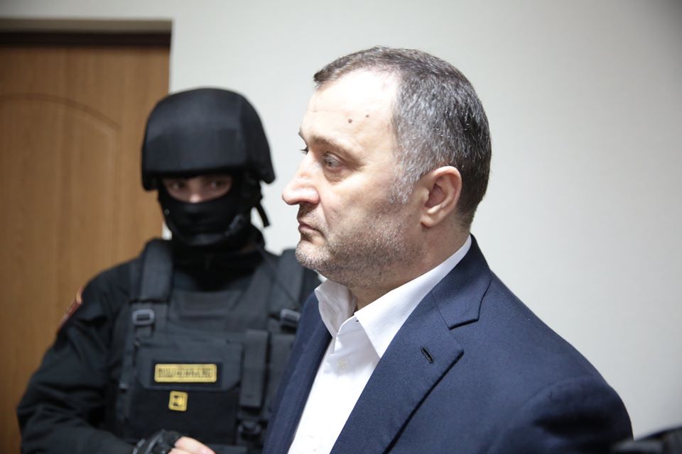 Fostul premier moldovean Vlad Filat, aflat înlibertate, riscă să fie reținut și să ajungă din nou în detenție în Republica Moldova, însă această decizie depinde de finalizarea unui proces juridic de proporții ce se desfășoară în Franța