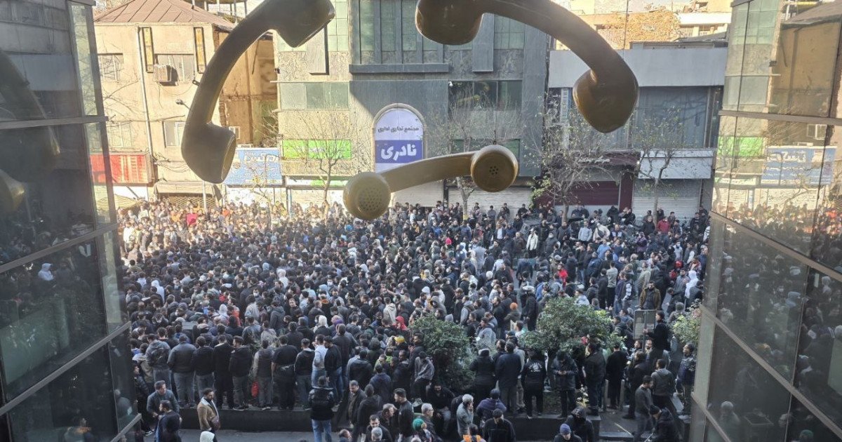 Ruptură economică în Iran: Proteste în stradă după apelurile președintelui Președintele iranian Massoud Pezeshkian a îndemnat autoritățile să răspundă „revendicărilor legitime” ale comercianților care au protestat, în ultimele zile, față de creșterea dramatică a costului de trai și în fața unei inflații galopante