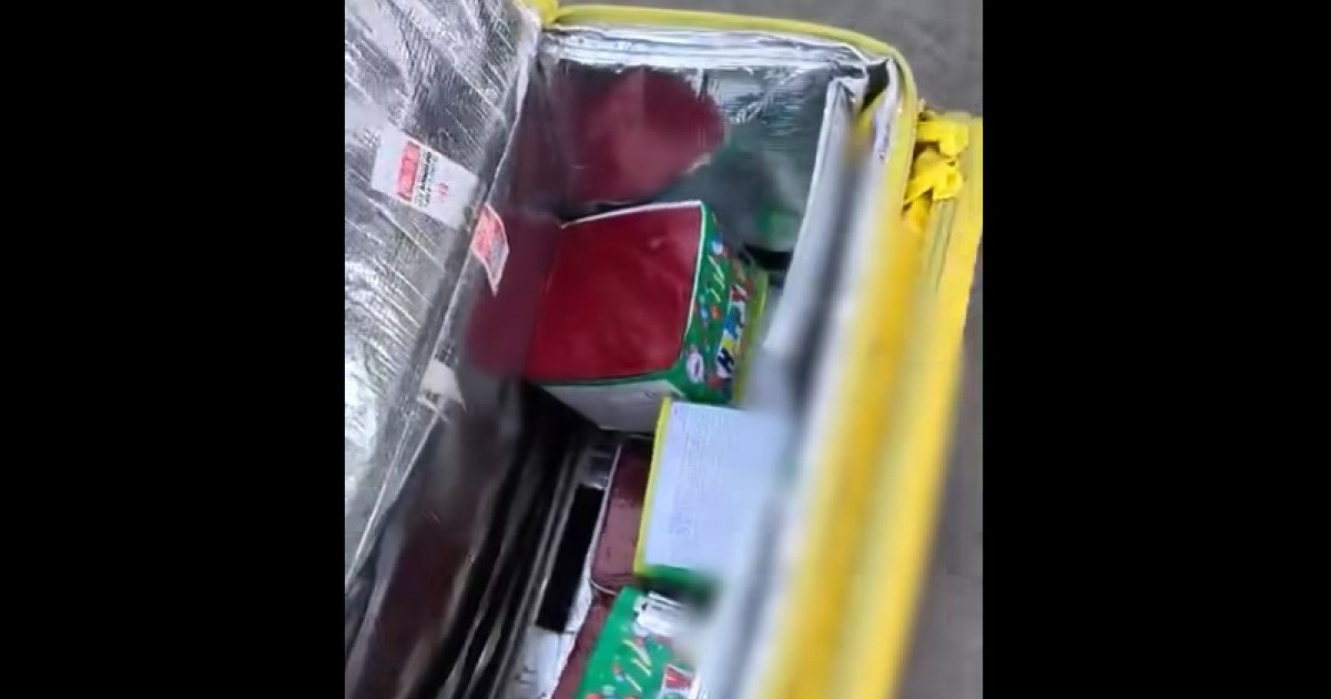 Peste 2.500 de articole pirotehnice confiscate de jandarmi în București Jandarmii din București au confiscat, în ultimele două zile, peste 2.500 de articole pirotehnice interzise, descoperite în locuri diverse, inclusiv în bagajele unor livratori