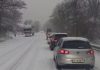 Se circulă greu, în condiţii de ninsoare abundentă, pe A1. Coadă de kilometri pe Valea Oltului - DN 7