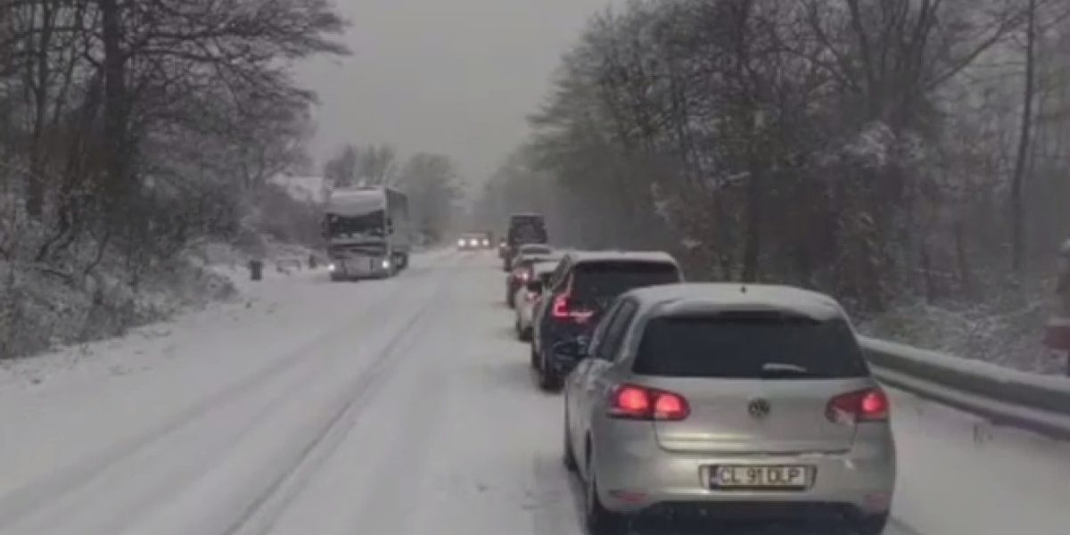 Se circulă greu, în condiţii de ninsoare abundentă, pe A1. Coadă de kilometri pe Valea Oltului - DN 7
