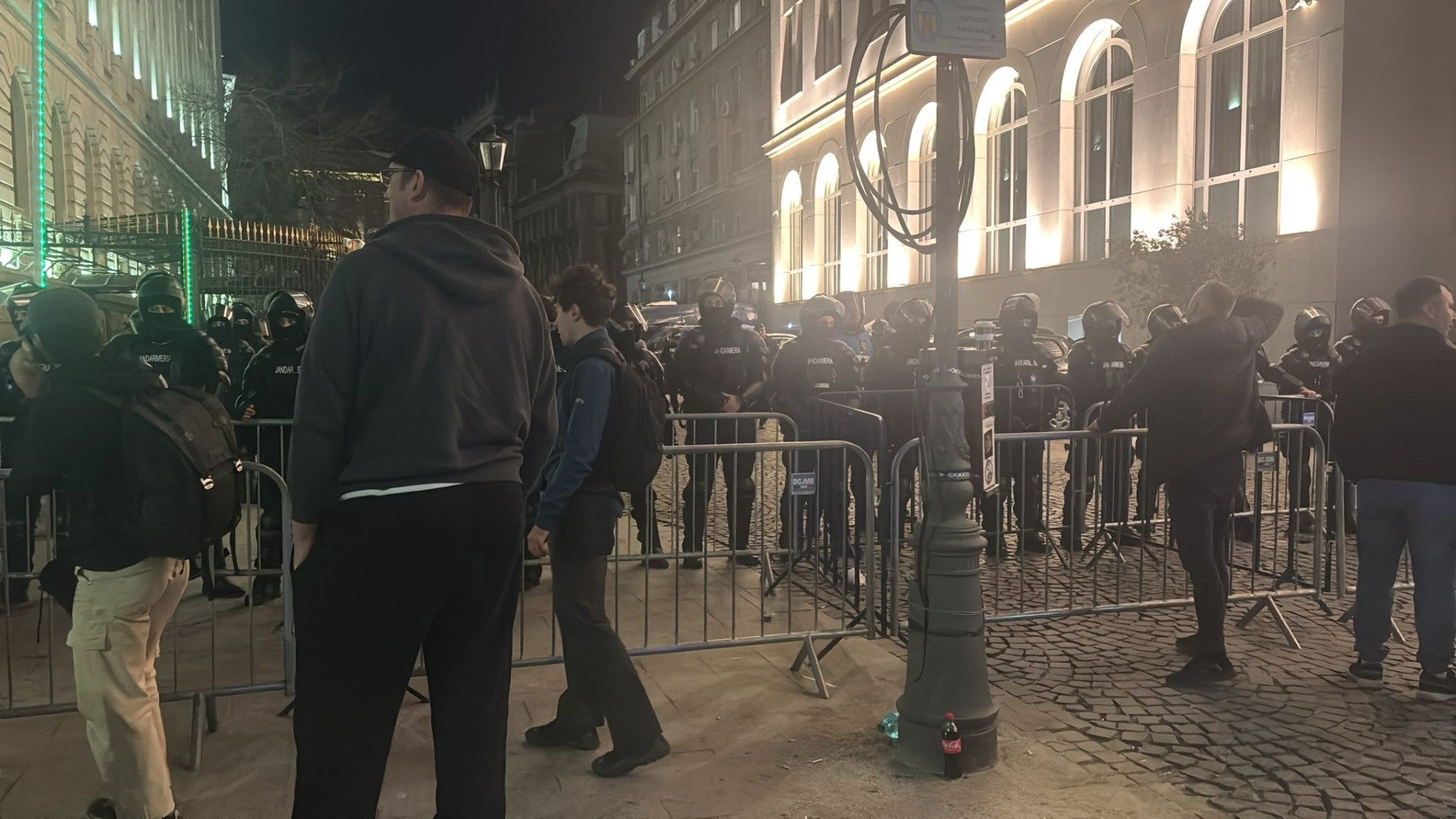 Bărbat din București, condamnat pentru instigare la violență împotriva Guvernului, susținând figuri controversate Un bărbat din Capitală, cunoscut pentru sprijinul acordat unor personalități precum Călin Georgescu și George Simion, a fost condamnat recent pentru instigare publică la acte de violență împotriva Guvernului