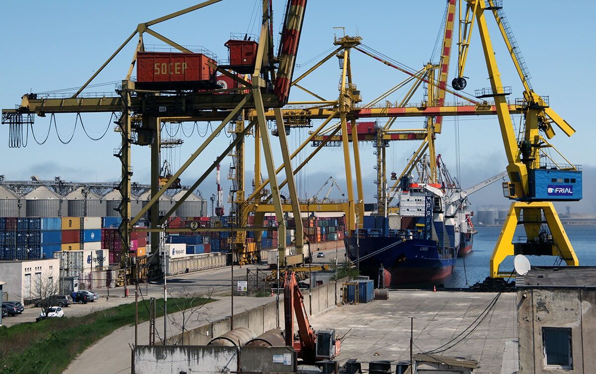 Două victime și o tragedie la Portul Constanța în urma unui accident de muncă grav Un accident de muncă soldat cu două decese a zguduit miercuri dimineața Portul Constanța, unul dintre cele mai importante noduri comerciale ale țării