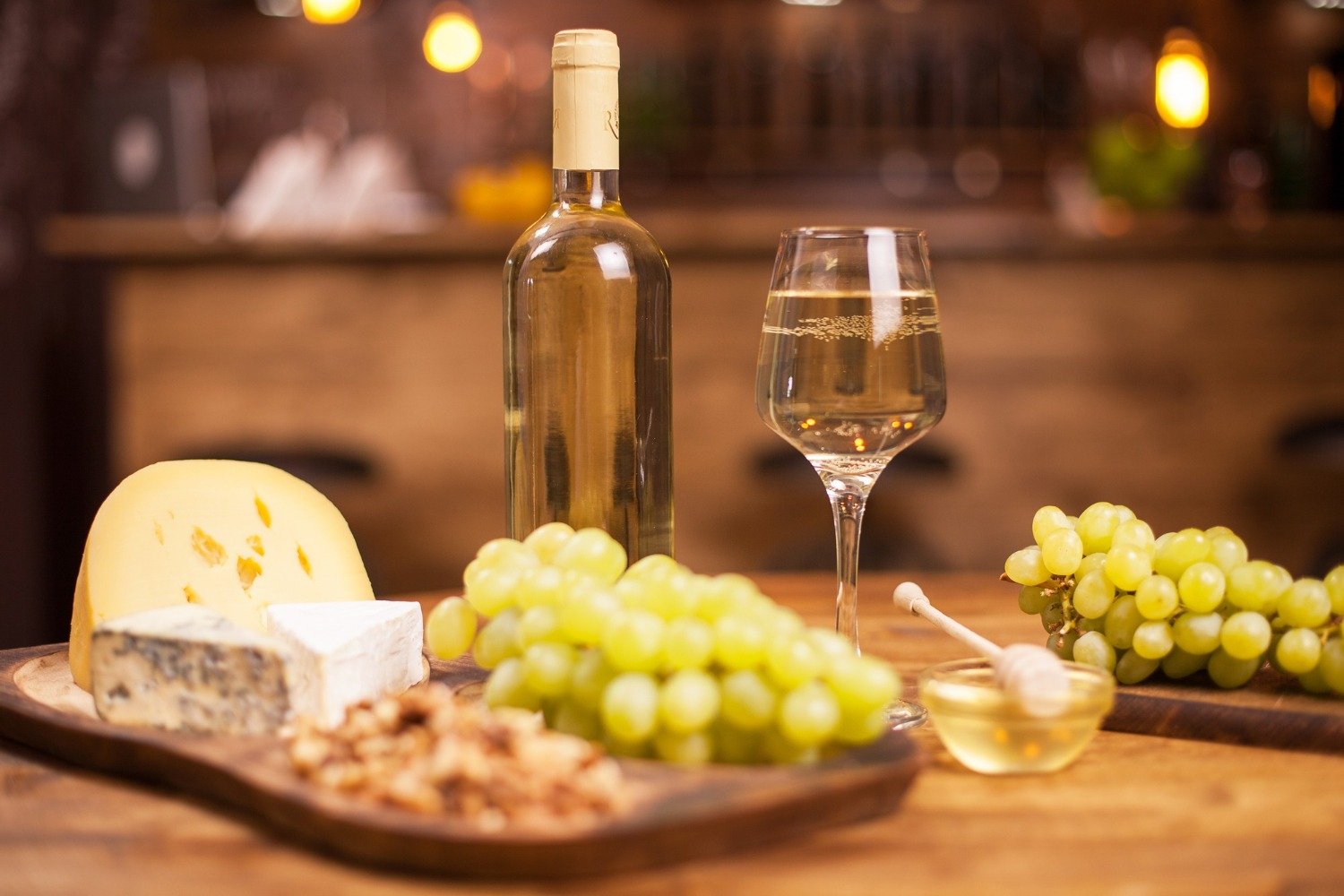 Preparare simplă și gustare savuroasă: Wine & Cheese pentru serile de iarnă / Patru sugestii de aperitive ideale pentru o seară relaxantă lângă șemineu, acompaniată de un pahar de vin și o gustare ușor de realizat
