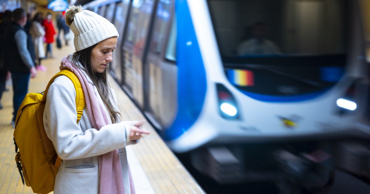 Bucureștenii care aleg să petreacă noaptea dintre ani în oraș și optează pentru transportul public vor beneficia de un program special adaptat nevoilor festive
