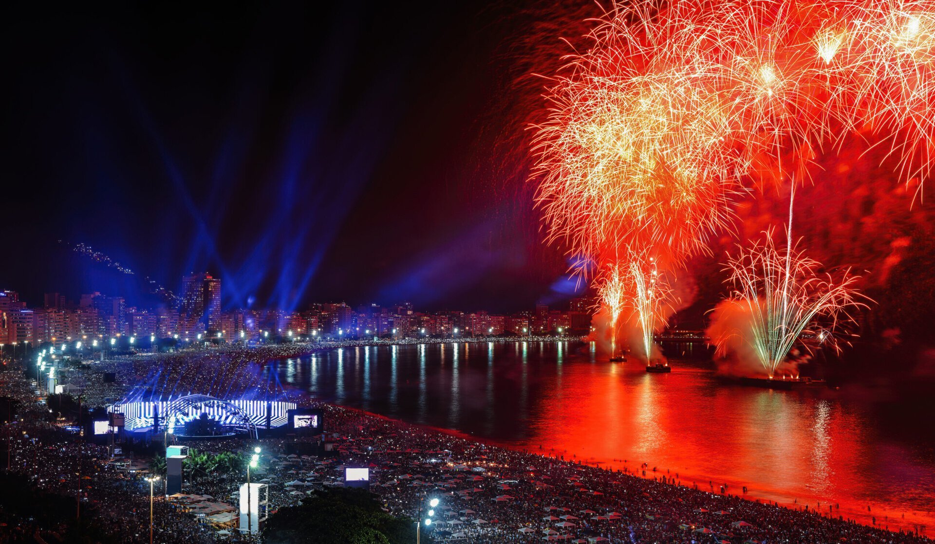 Revelionul de pe plaja iconică Copacabana din Rio de Janeiro a intrat oficial în Cartea Recordurilor Guinness pentru cea mai mare petrecere de Anul Nou din lume, după ce aproximativ 2,5 milioane de oameni s-au adunat pe malul mării pentru a sărbători începutul unui nou ciclu