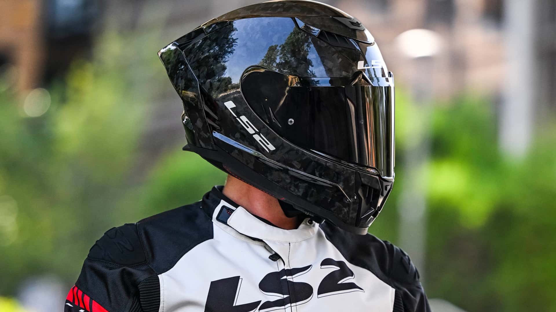 Casca de motociclist – mai mult decât un accesoriu: simbol al siguranței, confortului și stilului Pentru mulți pasionați de motociclism, casca reprezintă mai mult decât un simplu echipament de protecție