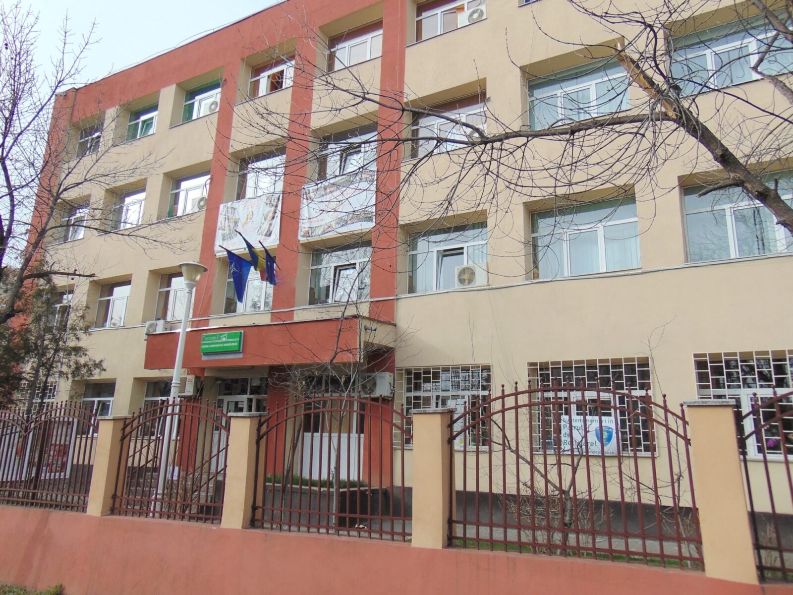 Primăria Sectorului 1 a demarat oficial procesul de extindere a Școlii Gimnaziale Herăstrău, una dintre cele mai aglomerate unități de învățământ din Capitală, prin atribuirea unui contract de peste 51.000 de euro pentru realizarea documentațiilor tehnice necesare