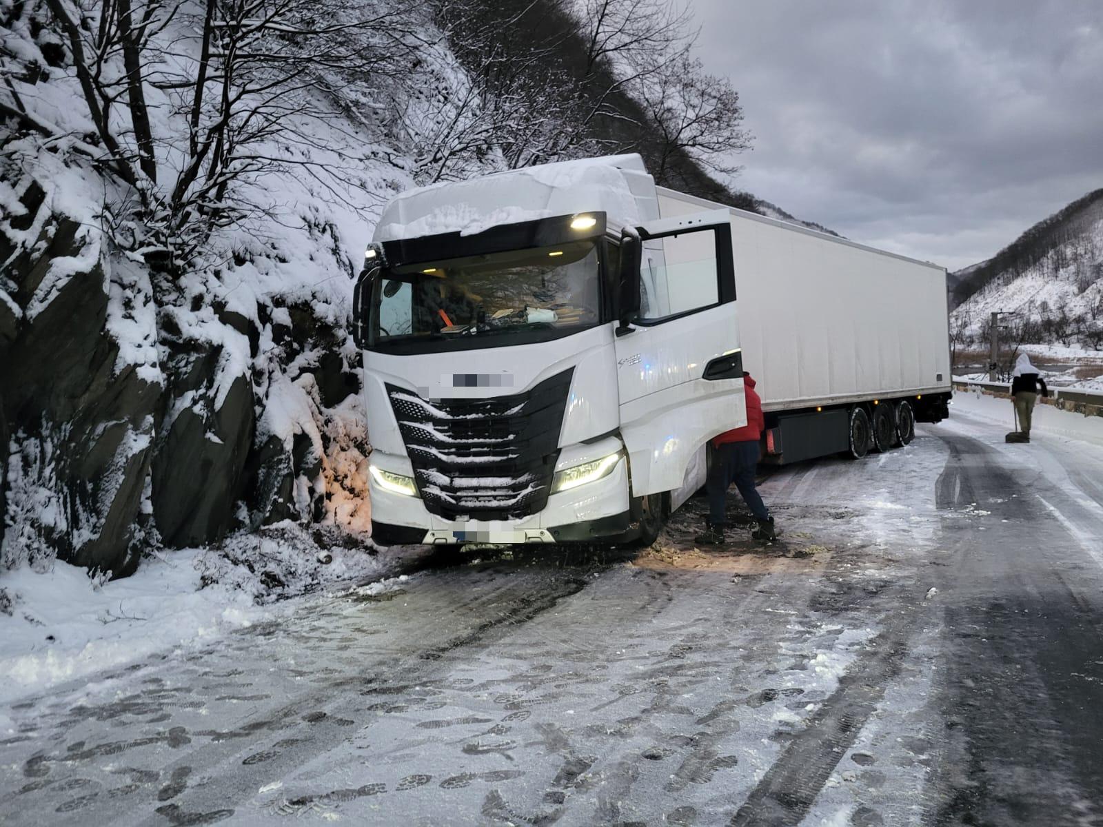 Trafic extrem de dificil pe Valea Oltului, din cauza ninsorilor și a autocamioanelor blocate Circulația rutieră pe drumurile naționale din zona de munte a Vâlcii și a județelor învecinate devine tot mai problematică marți seara, din cauza fenomenelor meteo nefavorabile și a multiplelor obstacole create de autovehicule rămase în pană