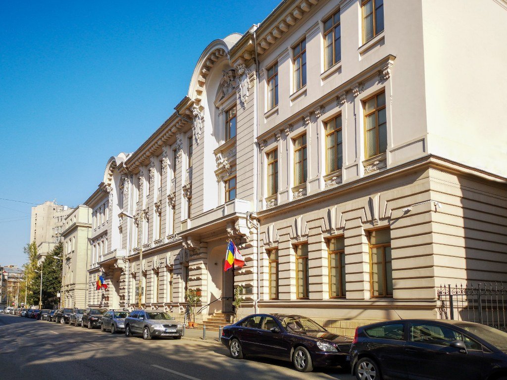 Admiterea la Universitatea de Economie și Administrare Publică din București anunță o sesiune plină de oportunități, cu peste 7.800 de locuri disponibile pentru admiterea din această vară