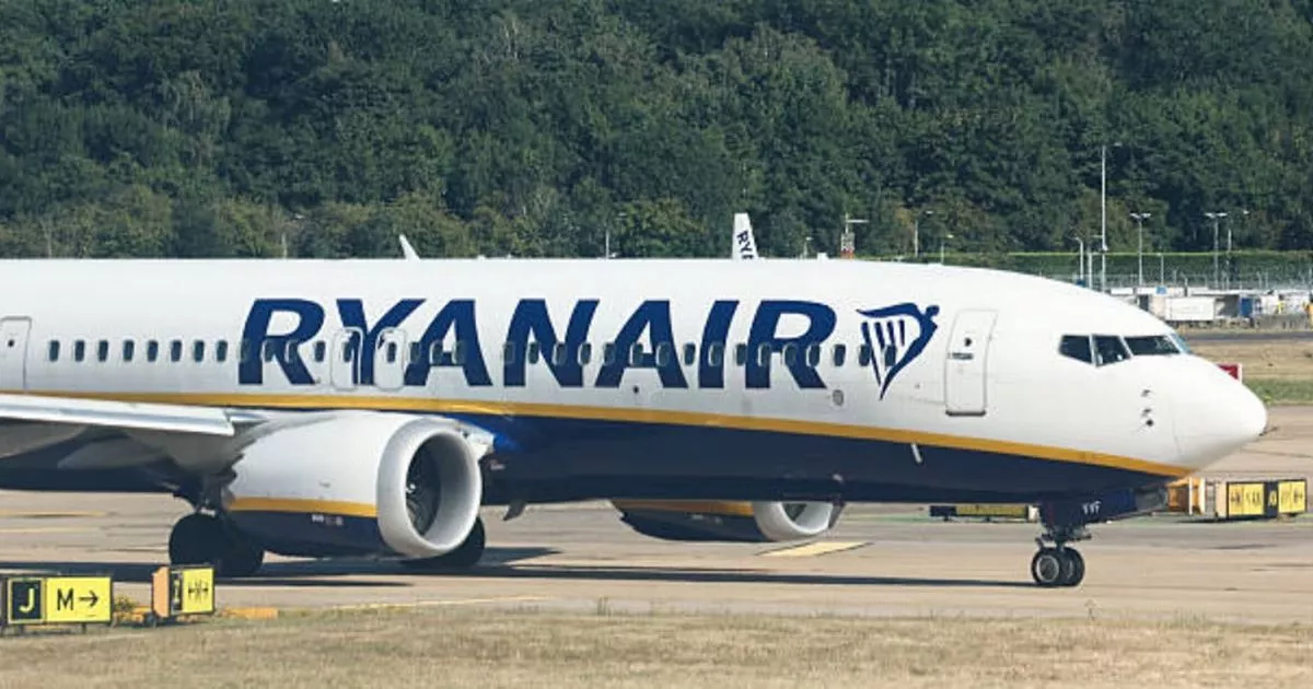 Incident pe zborul Ryanair: Turbulențe dramatice forțează aterizarea de urgență Un zbor Ryanair care se îndrepta spre Tenerife a fost nevoit să se întoarcă la Birmingham după ce pasagerii au fost surprinși de o serie de turbulențe severe