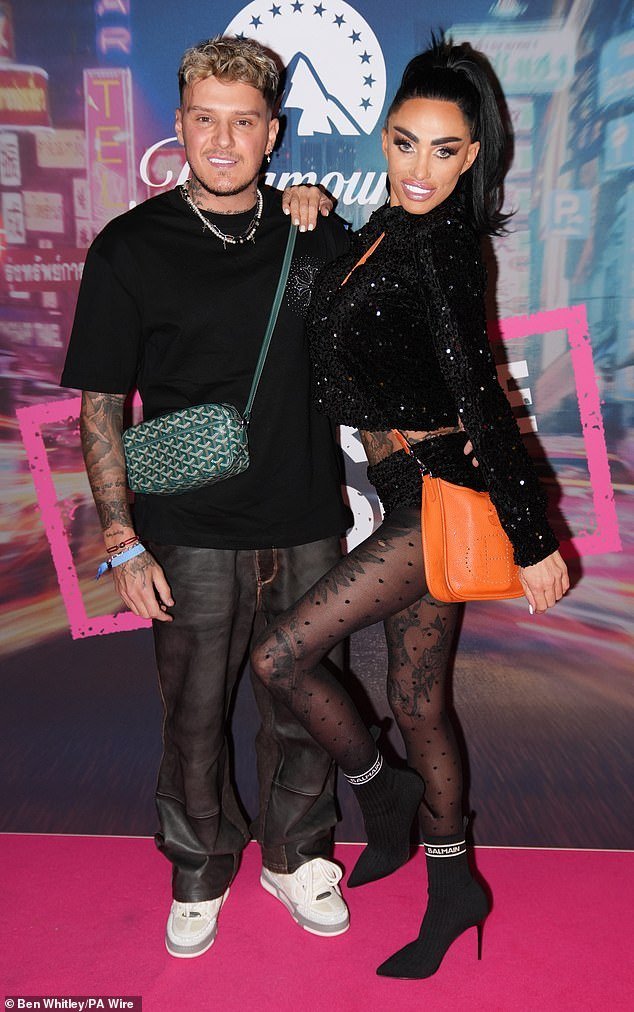 Katie Price și JJ Slater: Dragoste fugară încheiată Katie Price, cunoscută prezentatoare și fost model, a decis să pună capăt relației cu JJ Slater, după aproape doi ani împreună