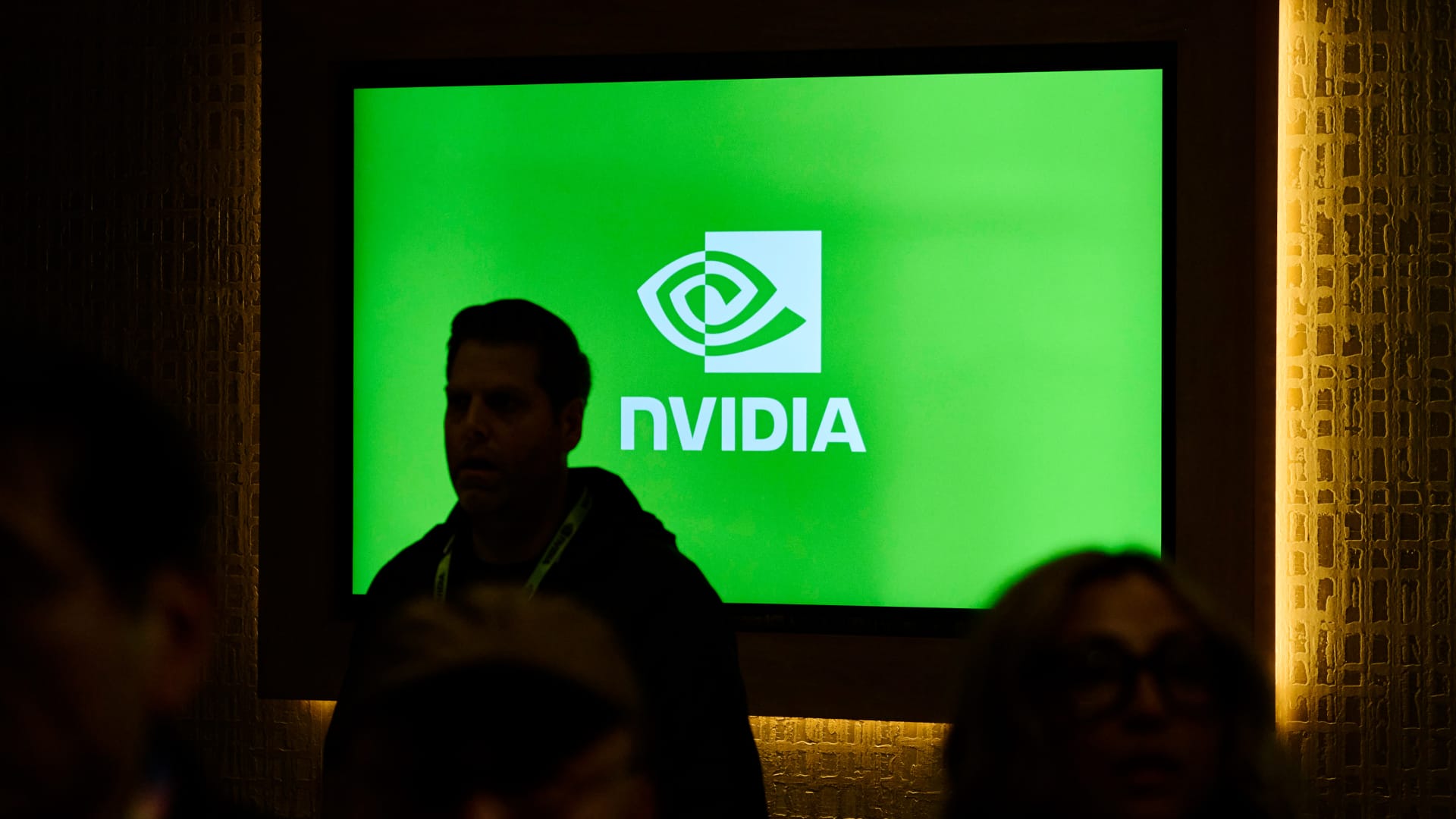 Persis Drell părăsește consiliul de administrație al Nvidia după 10 ani Persis Drell, director al Nvidia și profesor de inginerie la Universitatea Stanford, a demisionat de pe postul său de consilier în cadrul companiei de semiconductori, conform unei comunicări oficiale trimise către Comisia de Valori Mobiliare din Statele Unite (SEC)