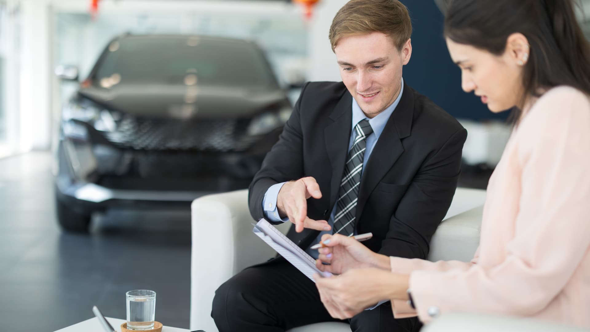 „Creșterea datoriilor în schimburile auto sub apă: analize Edmunds”