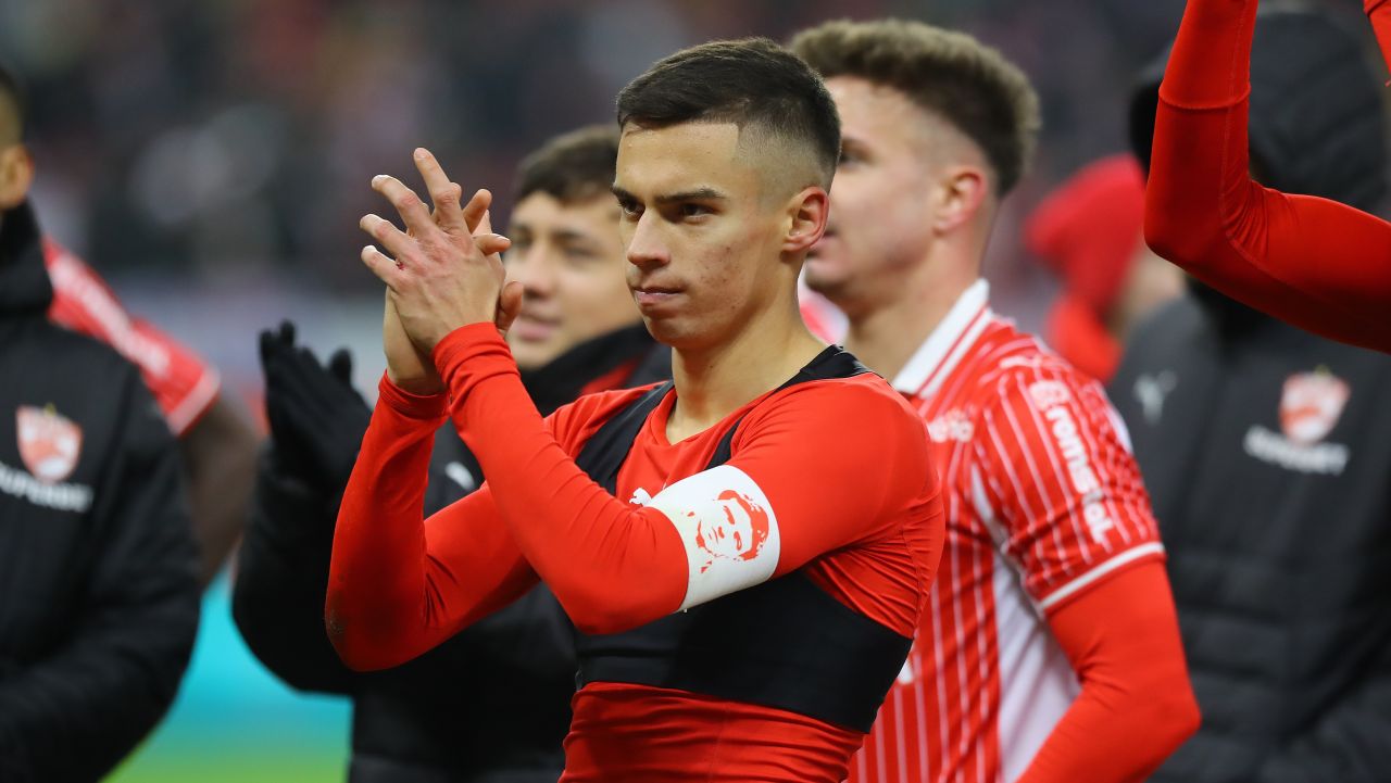 Cătălin Cîrjan refuză oferta Metalist Harkov: „Decizia a fost una personală” FC Metalist 1925 Harkov, echipă din prima ligă ucraineană, a depus eforturi considerabile pentru a-l aduce pe tânărul fotbalist român Cătălin Cîrjan, dar a fost întâmpinat cu un refuz ferm din partea jucătorului dinamovist