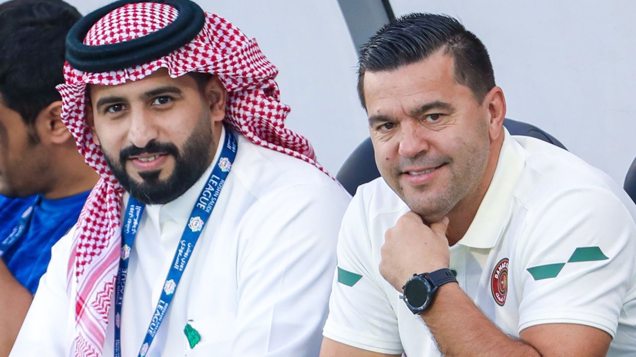 Duelul din Cupa Qatarului: Spectacol și Controverse Într-un meci intens din cadrul Cupei Qatarului, atenția presei românești a fost captivantă, însă meciul a adus în prim-plan nu doar talentul jucătorilor, ci și anumite controverse ce au generat discuții aprinse