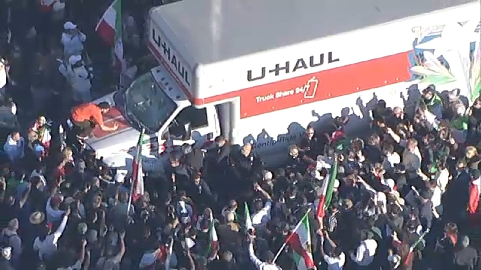 Haos la protestul din Los Angeles: un camion U-Haul a intrat în mulțime Un protest care a început într-o notă pașnică în Westwood, Los Angeles, s-a transformat rapid într-un scenariu tumultuos