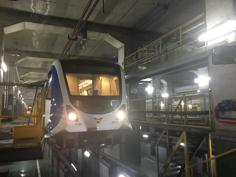 Criză de securitate la metroul bucureștean: un incident care ridică semne de întrebare asupra protecției vitalelor infrastructuri urbane Un eveniment șocant petrecut în weekend a readus în prim-plan vulnerabilitățile sistemului de siguranță al rețelei de metrou din Capitală, într-un moment în care siguranța pasagerilor ar trebui să fie prioritatea numărul unu pentru administrația Metrorex