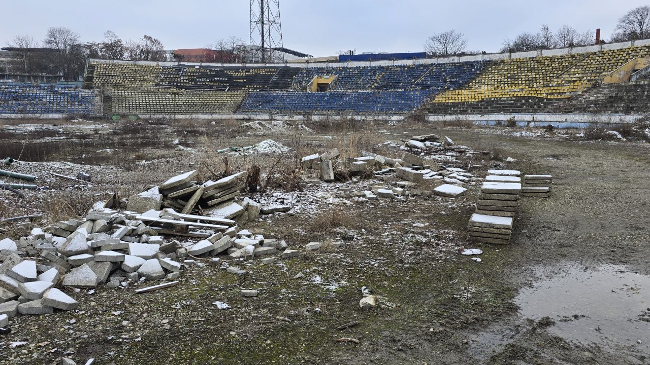 Stadionul Municipal din Bacău: O arenă abandonată în inima orașului Într-o zi obișnuită, Stadionul Municipal din Bacău stă pustiu, fără zbuciumul meciurilor și fără strigătele fanilor care odinioară umpleau tribunele
