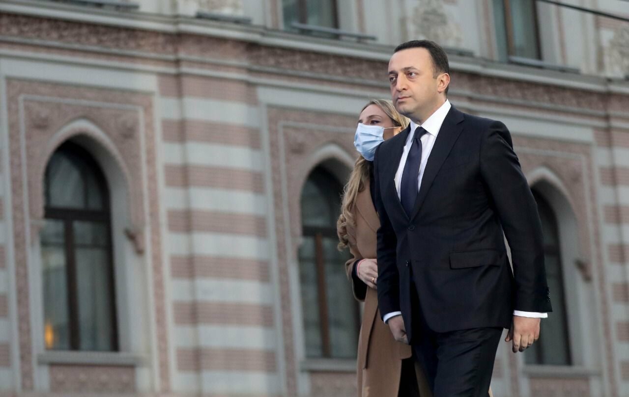 Fostul prim-ministru din Georgia, Irakli Garibaşvili, condamnat la cinci ani de închisoare pentru spălare de bani Justiția georgiană a pronunțat luni o sentință fermă împotriva fostului premier Irakli Garibaşvili, cu o condamnare la cinci ani de închisoare pentru acuzații grave de spălare de bani