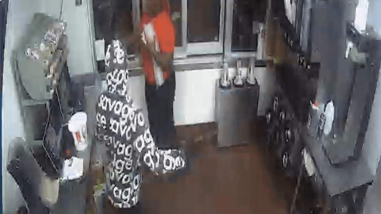 Poliția din Goldsboro caută ajutorul comunității în identificarea unui suspect de jaf Echipa de investigații a Poliției din Goldsboro solicită ajutorul cetățenilor pentru a identifica un suspect implicat într-un jaf petrecut la un restaurant KFC pe East Ash Street