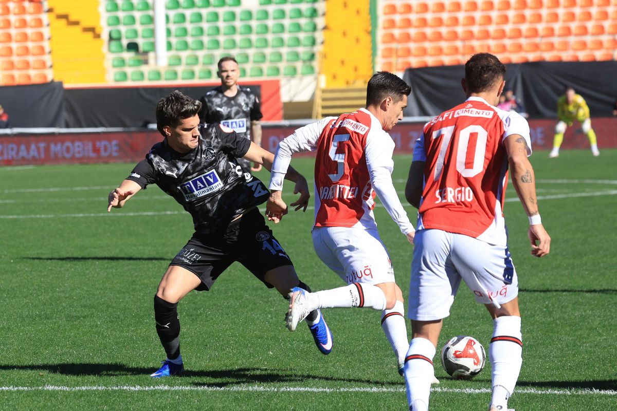 Alanyaspor își continuă drumul în Cupa Turciei, cu Ianis Hagi pe teren Alanyaspor a obținut astăzi o victorie importantă în meciul cu Fatih Karagumruk, scor 1-0, în cadrul celei de-a doua runde a Cupei Turciei