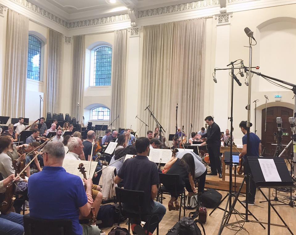 Robert Treviño va prelua conducerea Orchestrei Filarmonicii George Enescu în 2026, în timp ce debutul său a avut loc deja în noiembrie 2025 Filarmonica George Enescu, una dintre cele mai importante instituții muzicale din România, anunță o schimbare semnificativă la conducerea sa: dirijorul american Robert Treviño va deveni noul director muzical începând cu sezonul 2026-2027