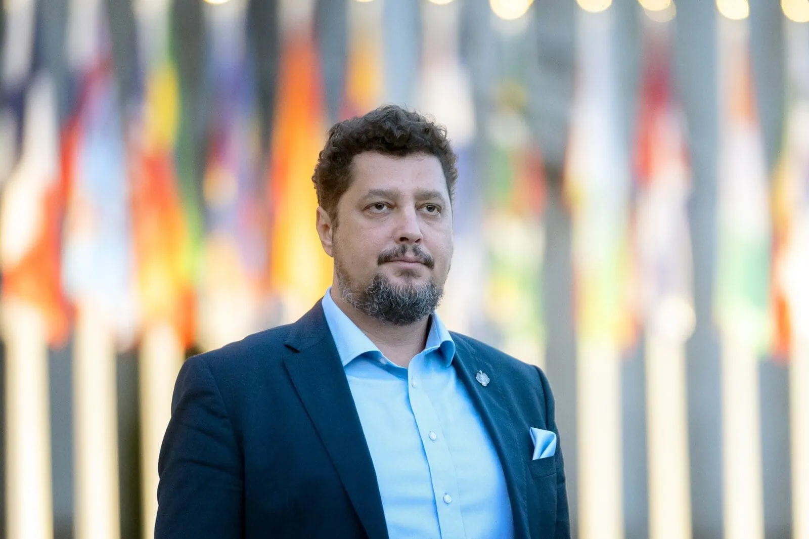 Joi seara, Piața Universității a devenit scena unui protest care a stârnit controverse și temeri legate de revenirea unor simboluri și hymne asociate extremismului de extremă dreaptă