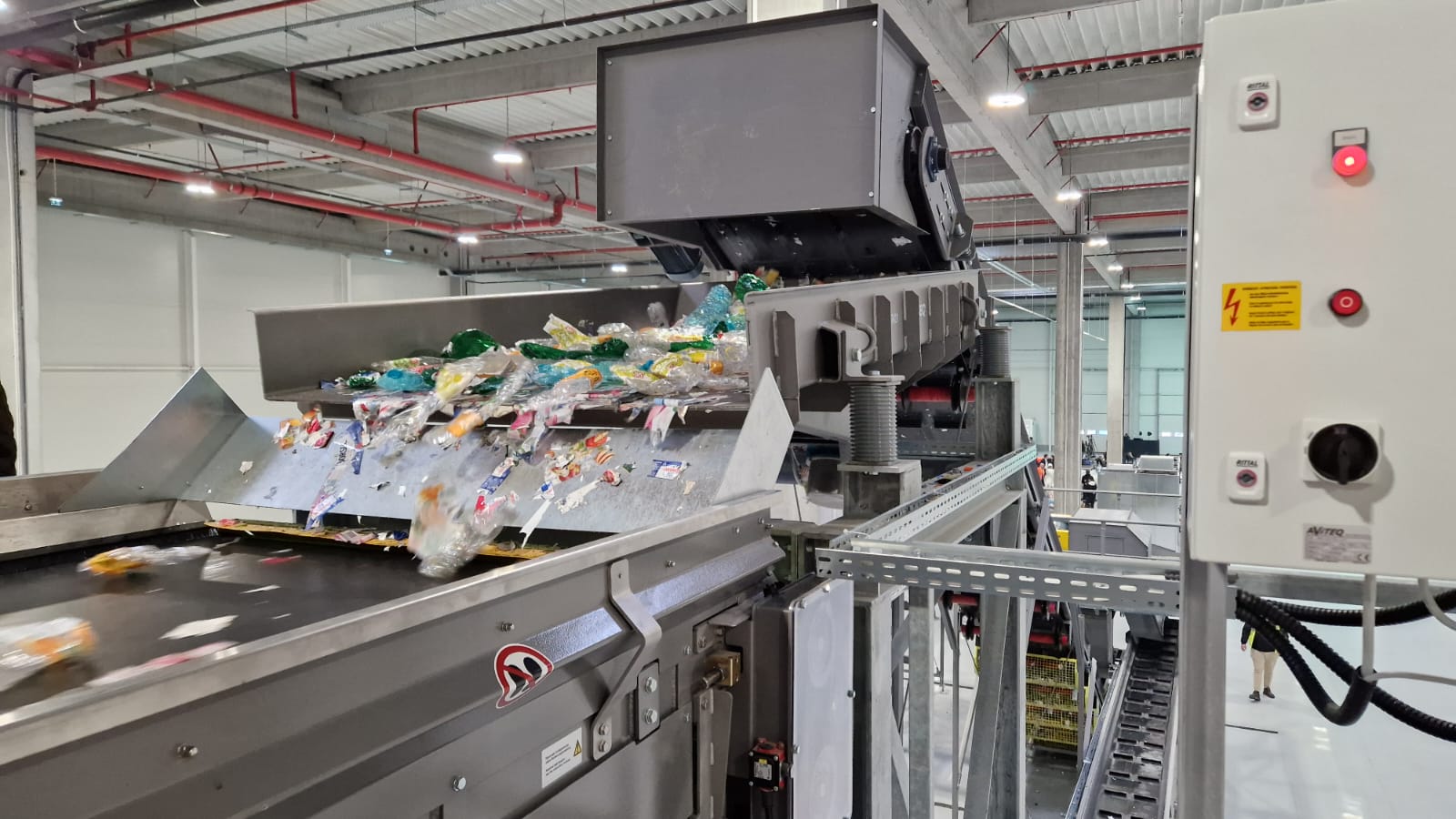 Diferențe semnificative în reciclarea PET-urilor între Ilfov și București, reflectând criza de apă din provincie Județul Ilfov, adesea perceput ca un simplu cartier administrativ în vecinătatea Bucureștiului, dezvăluie o problemă mai adâncă decât pare la prima vedere: o criză acută a apei potabile