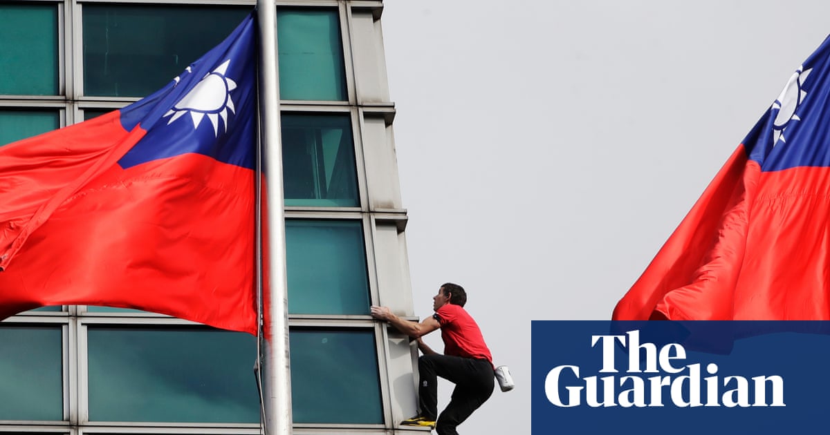 Alex Honnold a escaladat Taipei 101 fără frânghii, provocând admirație și neliniște Duminică, alpinistul american Alex Honnold a reușit un record senzațional, escaladând fără frânghii zgârie-norul Taipei 101