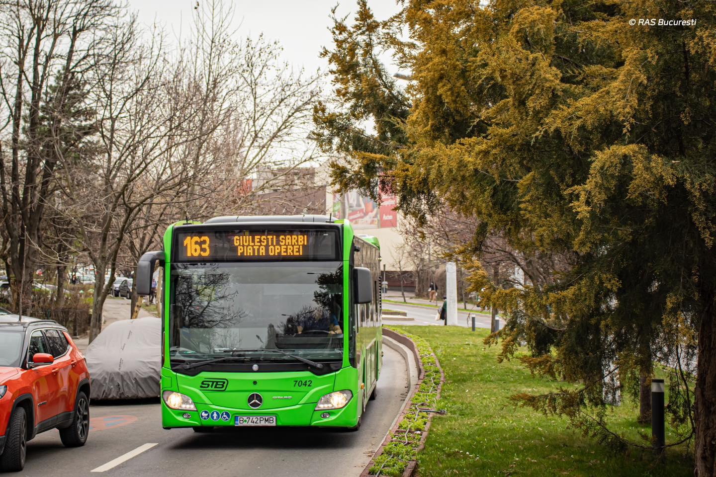 Linia 163 revine pe traseul normal după finalizarea lucrărilor pe Strada Entuziasmului De la începutul anului, bucureștenii au avut de suportat modificări în traseele mijloacrelor de transport în comun, însă acum vestile bune vin pentru utilizatorii liniei 163