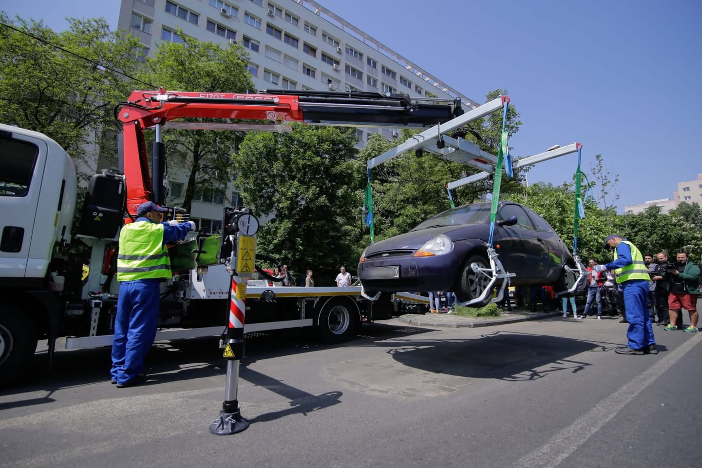 Primăria Sectorului 4 pregătește un nou val de măsuri pentru a-și combate problema parcărilor neregulamentare, promovând o licitație pentru achiziția unor servicii de ridicare a autovehiculelor parcate ilegal și de blocare-deblocare a roților