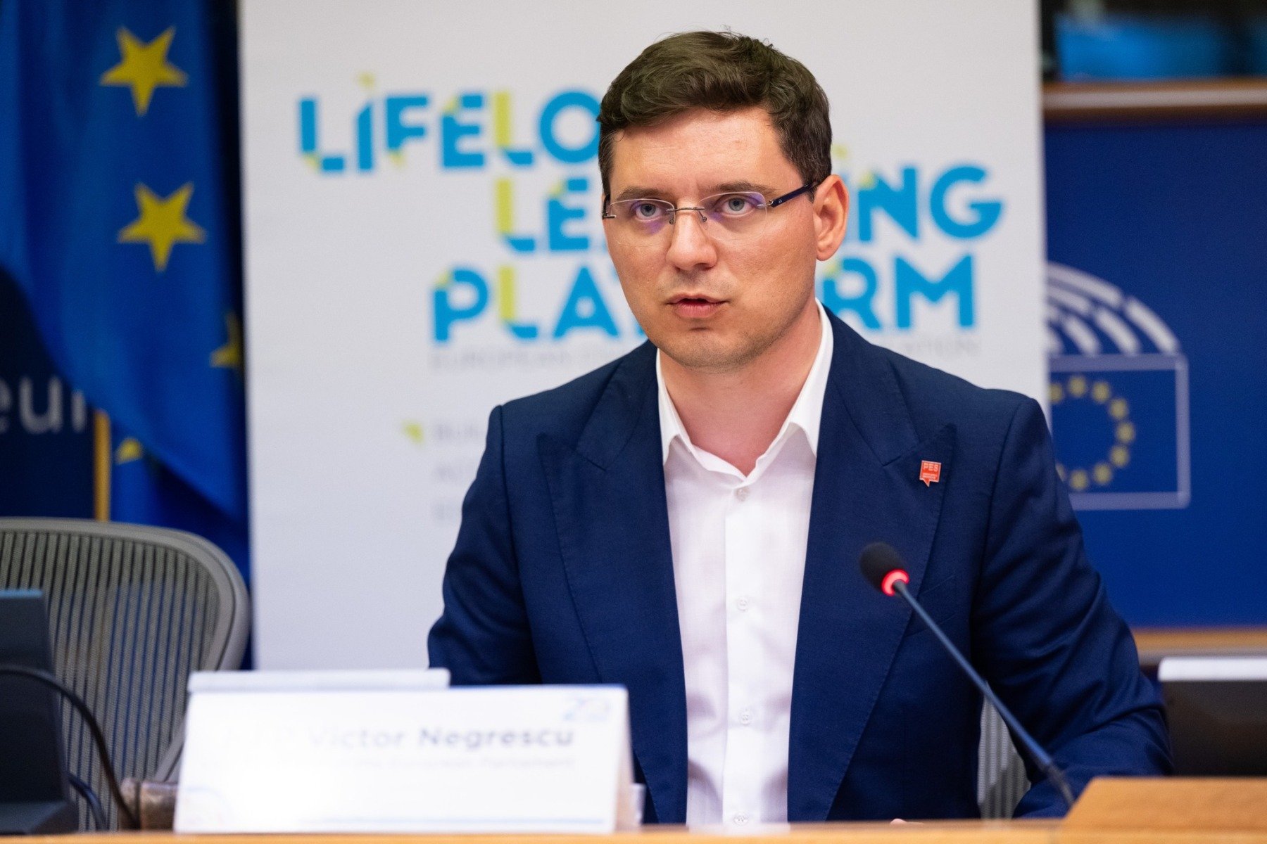 Critici acerbe din partea europarlamentarilor social-democrați români privind lipsa transparenței în negocierea acordului UE-Mercosur Dispută aprinsă în rândul politicienilor români cu privire la modul în care guvernul a gestionat procesul de aprobare a acordului comercial cu țările din cadrul Blocului Mercosur, o înțelegere de anvergură care a provocat controverse și în alte state europene