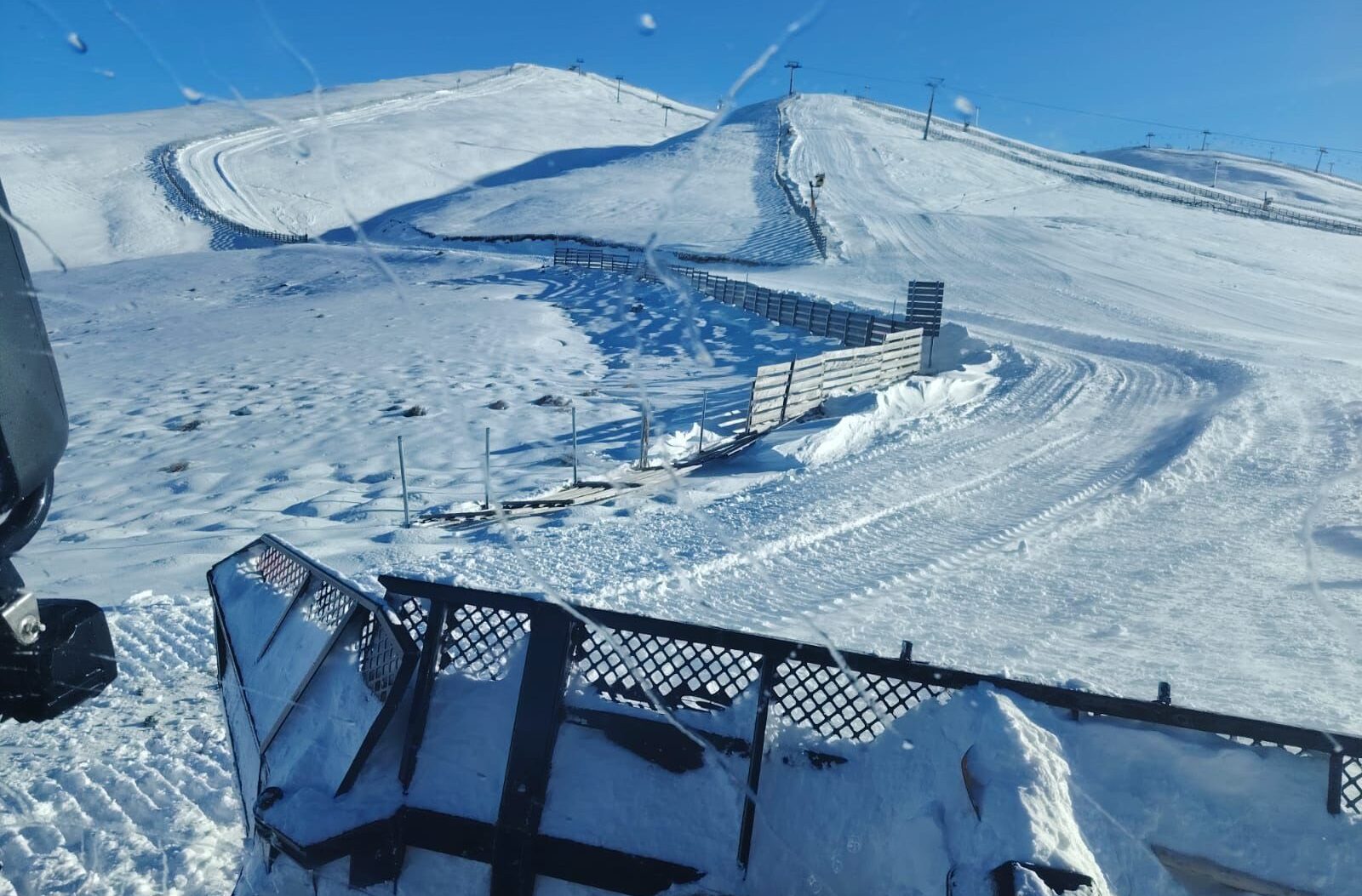 Weekend-ul în Munții Prahovei se anunță culcat sub semnul incertitudinii pentru turiști, dificultățile legate de condițiile meteo și lucrările de întreținere afectând semnificativ accesul și schiatul în zona de(i) cele mai renumite pârtii din România