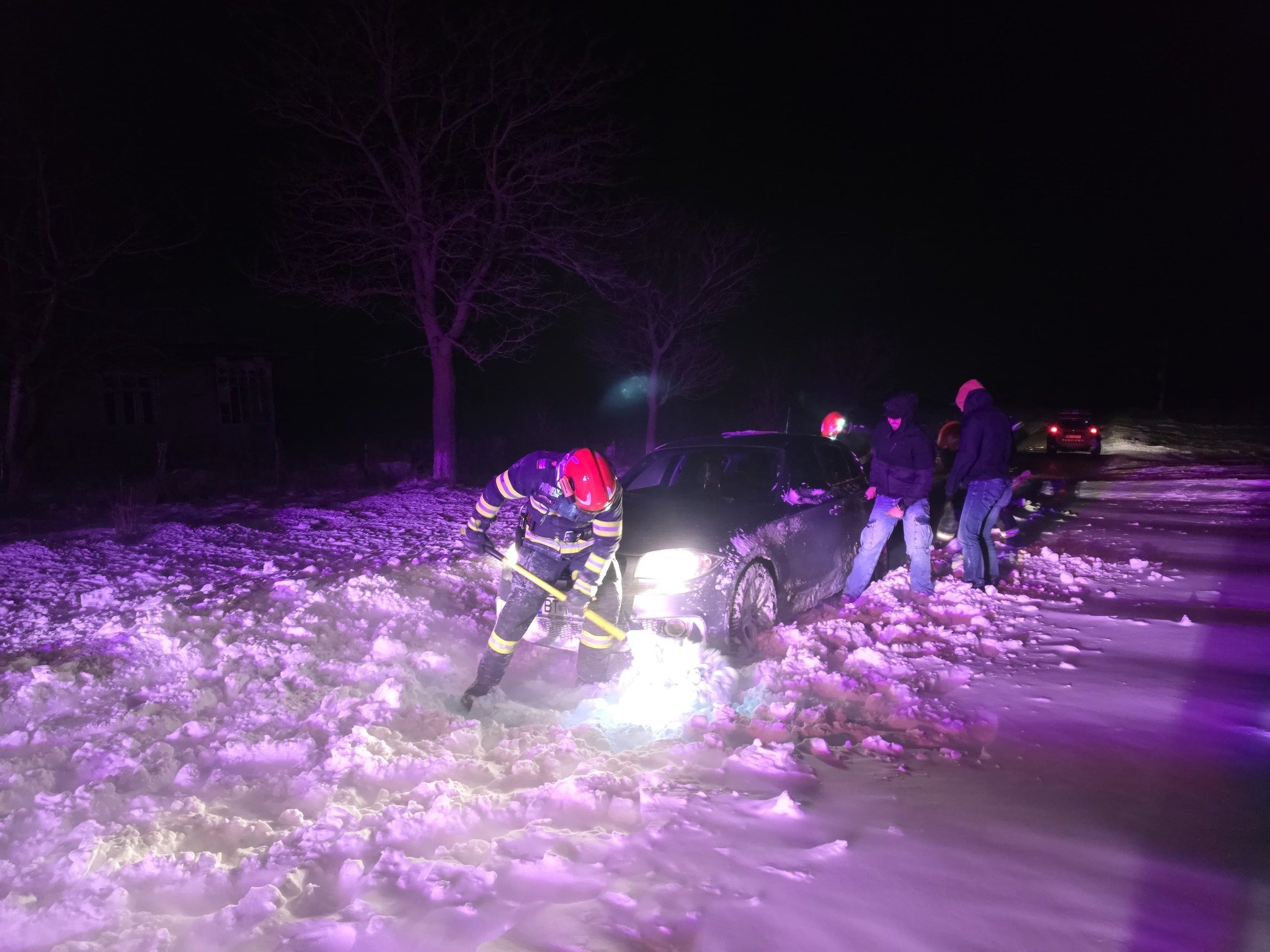 Bucureștiul și restul țării se confruntă, în aceste zile, cu un val de ger extrem, motiv pentru care autoritățile au emis avertizări meteo de cod galben, valabile până marți dimineață