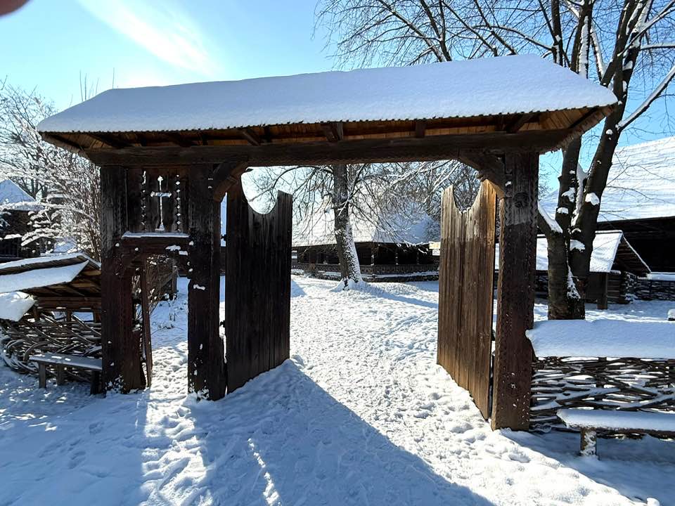 Muzeul Național al Satului „Dimitrie Gusti” din București a anunțat o măsură importantă care marchează începutul anului 2026: închiderea caselor tradiționale din muzeu pentru întreaga lună ianuarie