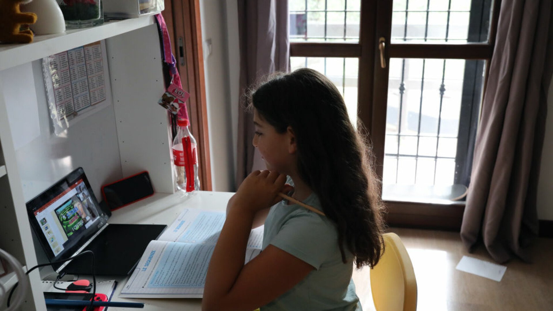 Cursuri online din cauza vremii nefavorabile în șase județe din România Ministerul Educației a anunțat duminică, 11 ianuarie 2026, că din cauza condițiilor meteorologice nefavorabile, cursurile se vor desfășura online în șase unități de învățământ din județele Argeș, Arad, Dolj, Gorj, Olt și Timiș