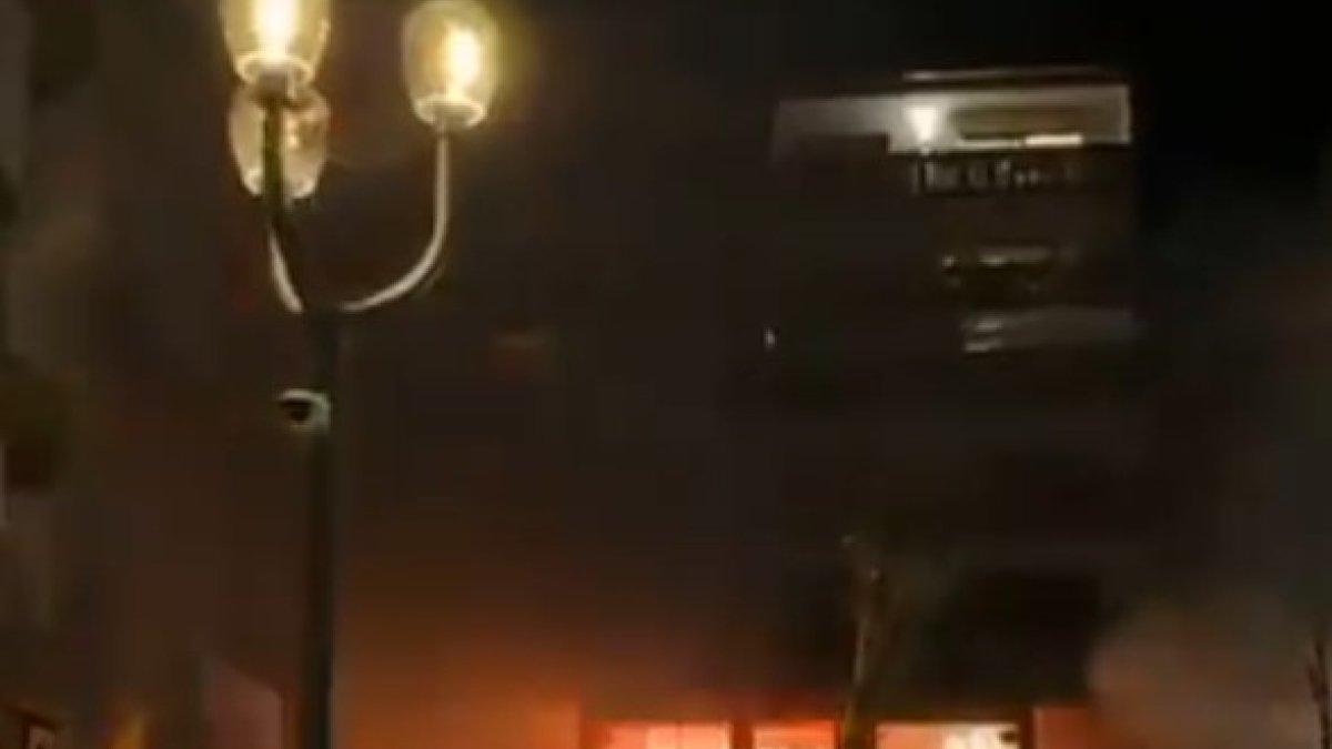 Catastrofă de Anul Nou în Alpii Elvețieni: 40 de victime și sute de răniți Un grav incident a zguduit stațiunea de schi Crans-Montana, din Elveția, la miezul nopții dintre ani, când o explozie devastatoare a avut loc în restaurantul „Le Constellation.” Potrivit autorităților, bilanțul tragediei se ridică la cel puțin 40 de morți, iar numărul răniților depășește 100, majoritatea având arsuri severe