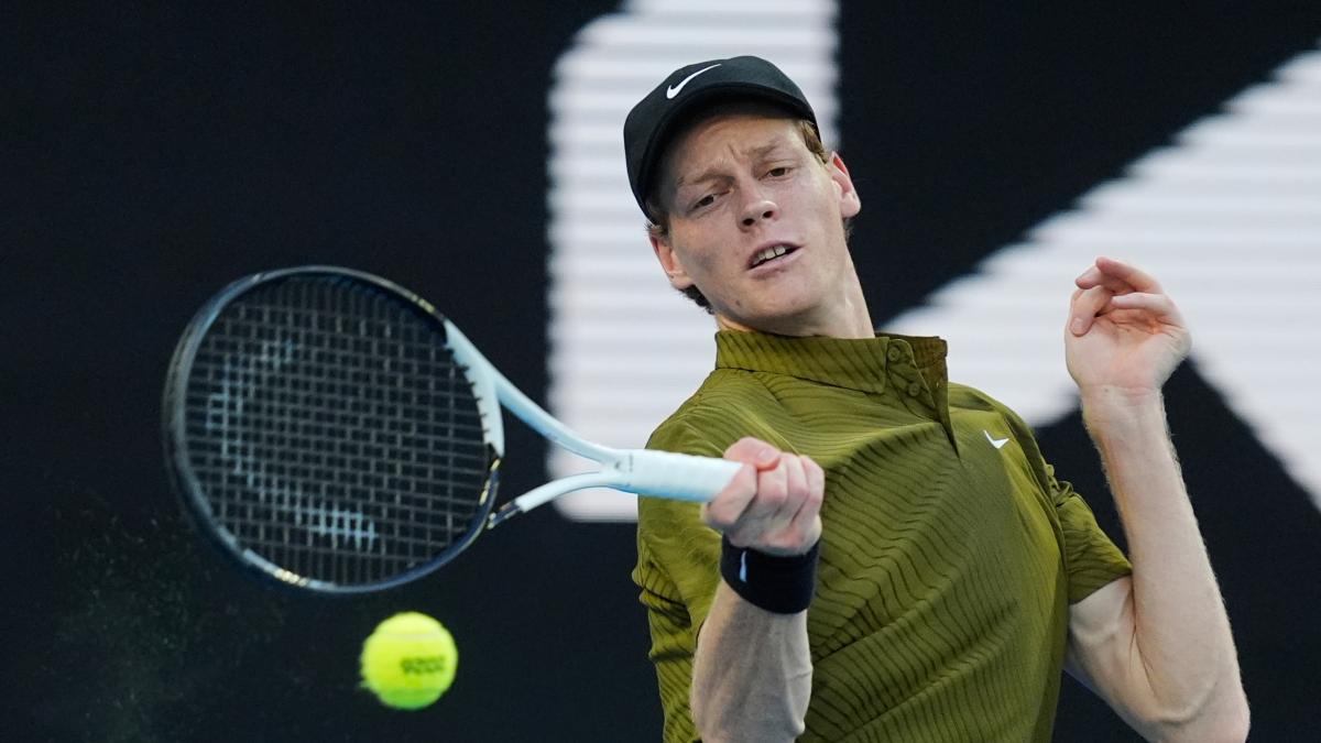 Războiul pe terenul de tenis: Jannik Sinner avansează, iar Hugo Gaston părăsește competiția în lacrimi Într-o atmosferă electrizantă pe arena de tenis, Jannik Sinner și-a continuat drumul în turneul de Grand Slam, reușind să se impună în fața tânărului francez Hugo Gaston, care a fost nevoit să se retragă în urma unei accidentări