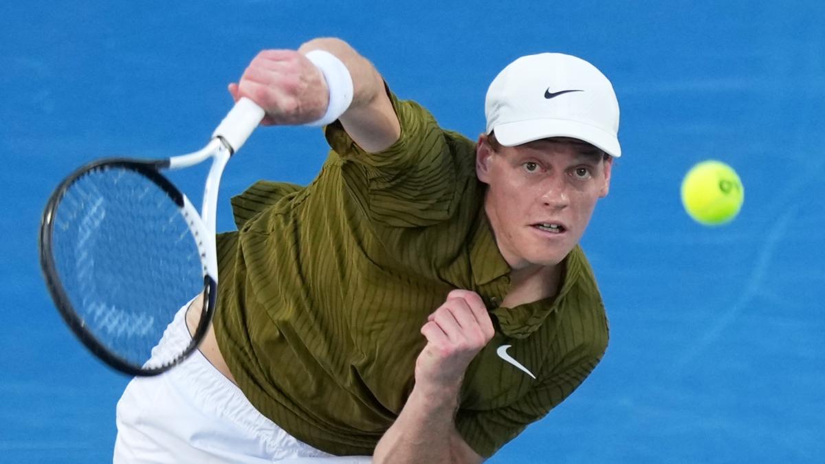 Jannik Sinner avansează în sferturi la Australian Open, înfrângându-l pe Luciano Darderi Jannik Sinner, jucătorul italian clasat pe locul 2 în lume, și-a continuat parcursul impresionant la Australian Open, câștigând meciul din optimile de finală împotriva compatriotului său, Luciano Darderi, cu scorul de 6-1, 6-3, 7-6 (2)