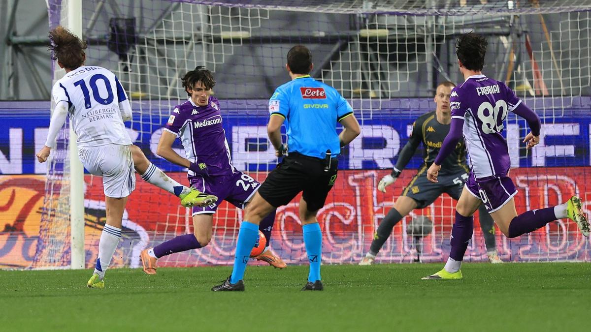 Fiorentina eliminată în mod surprinzător din Coppa Italia de Como, cu 3-1 Într-o seară memorabilă pentru echipa Como, aceasta a reușit să elimine Fiorentina din competiția Coppa Italia, învinsă cu 3-1 pe terenul propriu al stadioanelor „Franchi”