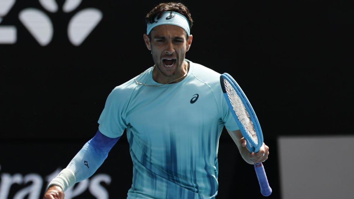 Rybakina și Pegula, duel în semifinale la Australian Open Elena Rybakina și Jessica Pegula se vor confrunta în a doua semifinală a turneului de simplu feminin de la Australian Open, după ce ambele jucătoare au înregistrat victorii convingătoare în sferturile de finală.Într-un parcurs plin de intensitate, Rybakina a reușit să o învingă pe Iga Swiatek, a doua jucătoare a lumii, cu un scor de 7-5, 6-1, în timp ce Pegula a depășit-o pe Amanda Anisimova, numărul 4 mondial, cu 6-2, 7-6(1)
