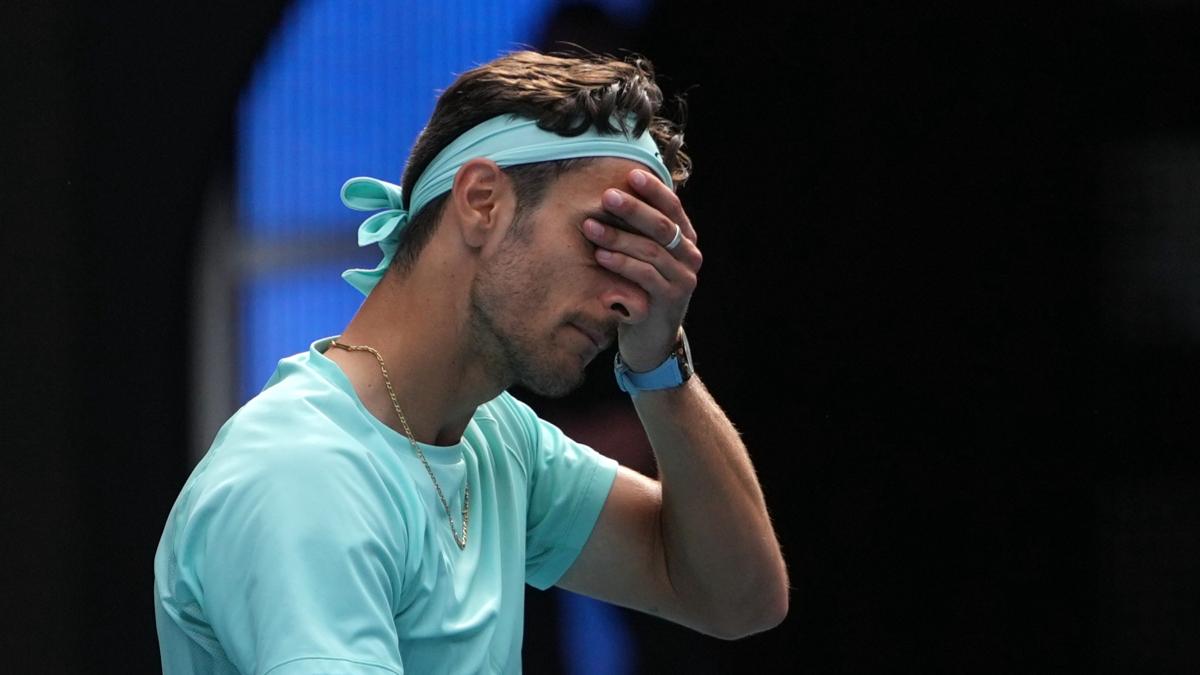 Lorenzo Musetti, lovit de un infortuni la Australian Open: "Sunt foarte trist" Lorenzo Musetti, tânărul jucător italian de tenis, a fost nevoit să se retragă din meciul său de sferturi la Australian Open, deși conducea cu 2-0 în seturi împotriva legendarului Novak Djokovic